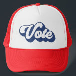 Retro-Abstimmung | Blau Truckerkappe<br><div class="desc">Gehen Sie raus und wählen Sie dieses Wahljahr! Dieser Hut enthält den Text Vote in einem blauen Retro-Schriftart! Auch rot verfügbar</div>