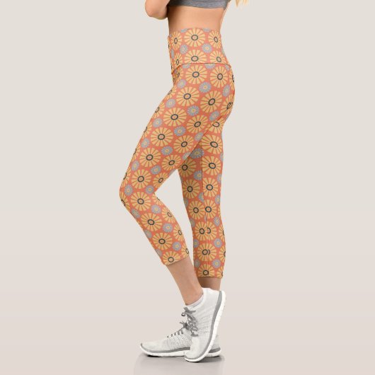 Retro Abstrablau und Orange Daisies Muster Capri Leggings (Links)