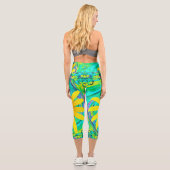Retro Abstrakte gelbe Blumen auf Aqua Swirl Capri Leggings (Rückseite)