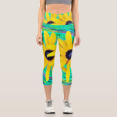 Retro Abstrakte gelbe Blumen auf Aqua Swirl Capri Leggings (Vorderseite)
