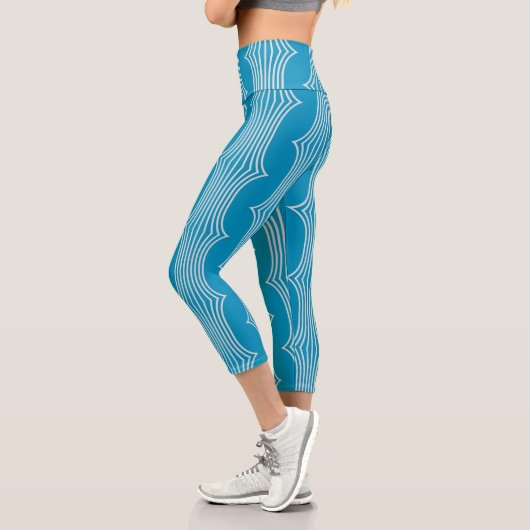 Retro Abstrakte Weiße Linien auf blauem Muster Capri Leggings (Links)