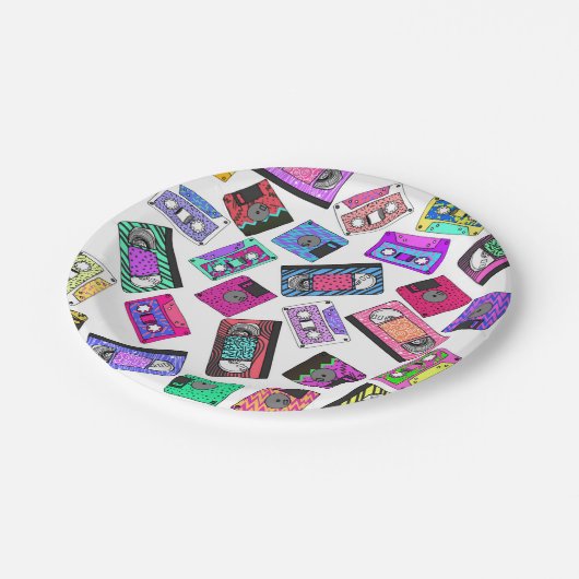 Retro Achtzigerjahre Neunzigerjahre gemusterte Pappteller (Schrägansicht)