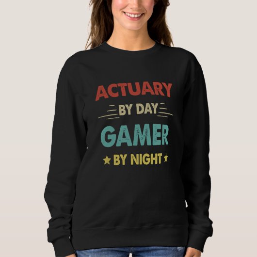 Retro Actuary By Day Gamer By Night Sweatshirt (Vorderseite)