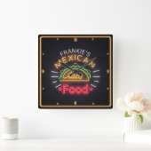 Retro ADD NAME Faux Neon Mexican Food Taco Diner Quadratische Wanduhr (Zuhause)