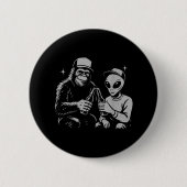 Retro Alien Bigfoot Cheers Funny Paranormal Drinki Button (Vorderseite)