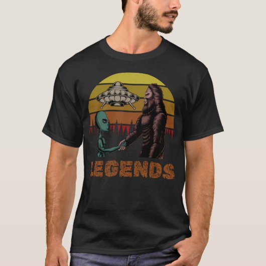 Retro Alien Sasquatch Legends T-Shirt (Vorderseite)