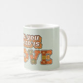 Retro "Alles was du brauchst ist Liebe" Kaffeetasse (VorderseiteRechts)