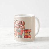 Retro "Alles was du brauchst ist Liebe" Kaffeetasse (VorderseiteRechts)