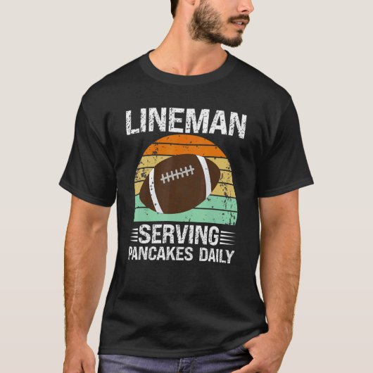 Retro American Football Lineman Serving Pancakes D T-Shirt (Vorderseite)
