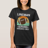Retro American Football Lineman Serving Pancakes D T-Shirt (Vorderseite)