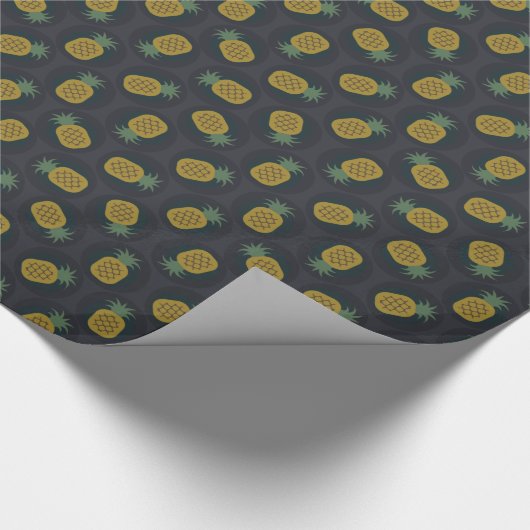 Retro-Ananas-Muster aus schwarzem Gold, Monogramm Geschenkpapier (Ecke)