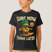 Retro Ananas Surf auf Regenbogenwelle T-Shirt (Vorderseite)
