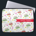 Retro Anhänger-personalisierte Elektronik-Tasche Laptopschutzhülle<br><div class="desc">Eine Elektroniktasche,  die Illustrationen der Vintagen Camper,  der rosa Flamingos,  der Blumen und der Bienen kennzeichnet.  Personifizieren Sie mit Ihrem Namen auf Front.</div>