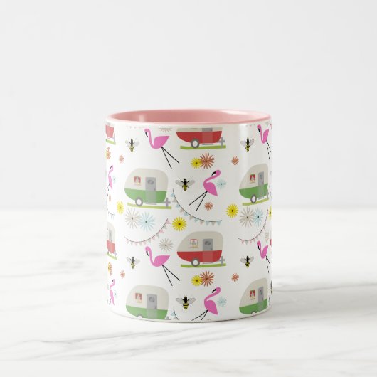 Retro Anhänger-u. Flamingo-Muster Zweifarbige Tasse (Mittel)