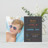 Retro Arcade Game Kindergeburtstag Party Foto Einladung (Stehend Vorderseite)