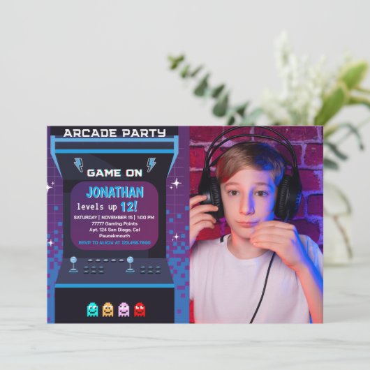Retro Arcade Photo Birthday Boy | Game On Party Einladung (Stehend Vorderseite)
