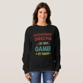 Retro Assistant Director By Day Gamer By Night Sweatshirt (Vorne ganz)