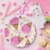 Retro-Ästhetik Erdbeer-Eiscreme und rosa Herzen Pappteller (Party)