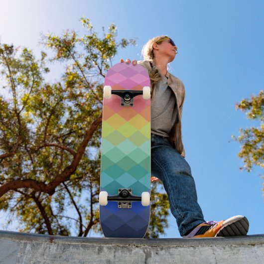 Retro Ästhetische, dynamische Regenbogenformen Mus Skateboard (Außenbereich 1)