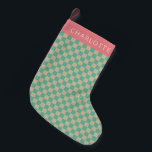 Retro ästhetische Schachbrettminze Personalisiert Kleiner Weihnachtsstrumpf<br><div class="desc">Dieses spielerisch in Retro inspiriert Design zeichnet sich durch ein pastellfarbenes kariertes Muster in sanft grün und cremefarben aus, das mit einem staubigen rosa Band für einen individuelle Name überragt wird. Die Mischung aus Vintagem Charme und moderner Farbe macht es zu einem idealen Ort für eklektische Urlaubsträume, kinderfreundliche Mantels oder...</div>