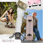 Retro-ästhetische, trippige, groovöse Streifen per Skateboard<br><div class="desc">Retro ästhetische trendige trippy Streifen Muster Skateboard in Rosa und Weiß für sie ist Ihr personalisierter Name in einem kühlen funky und grunge bedrückte Schrift. Cooles, trendiges, lustiges, auffallendes Design mit modernen ästhetischen und Vintag psychedelischen 60er- und 70er-Einflüssen. Das minimalistische und maximalistische Design für einen 10-jährigen Geburtstag oder ein Weihnachtsgeschenk....</div>