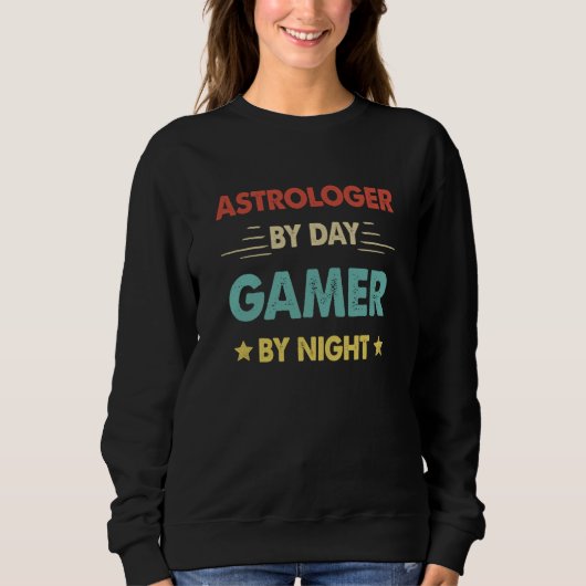 Retro Astrologer By Day Gamer By Night Sweatshirt (Vorderseite)