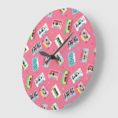 Retro Audio Tapes: 80er Style. Große Wanduhr (Winkel)