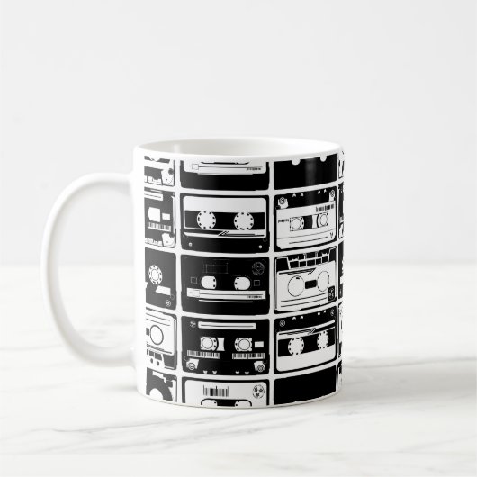 Retro-Audiobänder, altmodisches Muster. Kaffeetasse (Links)