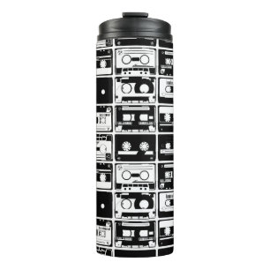 Retro-Audiobänder, altmodisches Muster. Thermosbecher