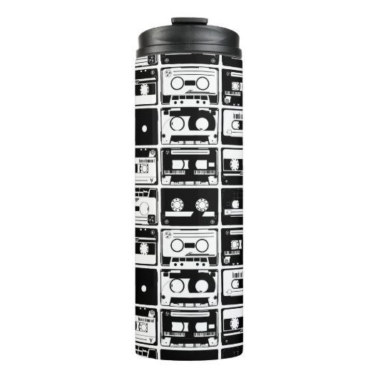 Retro-Audiobänder, altmodisches Muster. Thermosbecher (Vorderseite)