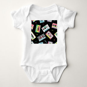 Retro-Audiokassetten, 80er-Jahre-Muster. Baby Strampler