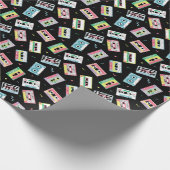 Retro-Audiokassetten, 80er-Jahre-Muster. Geschenkpapier (Ecke)