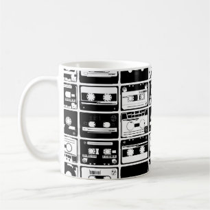 Retro-Audiokassetten, altmodisches Muster. Kaffeetasse