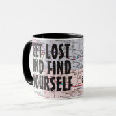 Retro-Auto auf Straßenkarte Tasse (Vorderseite Links)