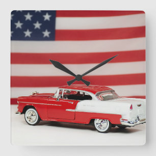 Retro-Auto mit amerikanischer Flagge Quadratische Wanduhr