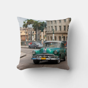 Retro-Autos auf der Havanna-Straße Kissen