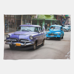 Retro-Autos auf der Straße von Havanna Handtuch