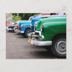 Retro-Autos auf der Straße von Havanna Postkarte