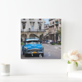 Retro-Autos auf der Straße von Havanna Quadratische Wanduhr (Zuhause)