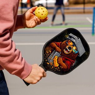 Retro-Bär mit Käsehobel-Hut und Sonnenbrille Pickleball Schläger