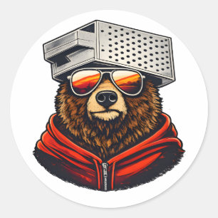 Retro-Bär mit Käsehobel-Hut und Sonnenbrille Runder Aufkleber