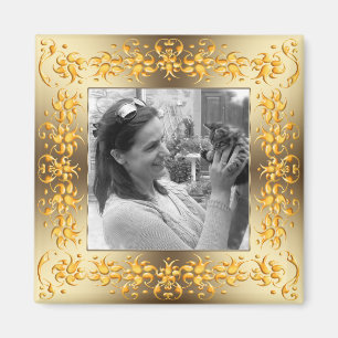 Retro barocker goldener mit Blumenrahmen. Text Magnet