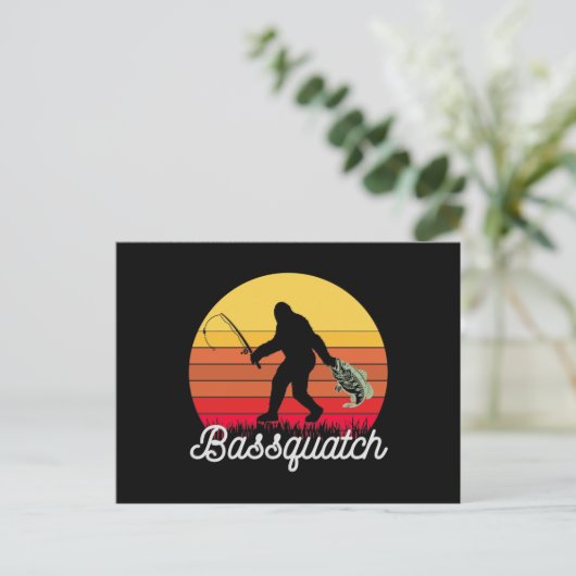 Retro Bassquatch Bigfoot Fischen Postkarte (Stehend Vorderseite)