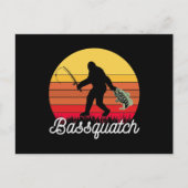 Retro Bassquatch Bigfoot Fischen Postkarte (Vorderseite)