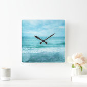 Retro Beach - Aquamarines blaues Wasser an der Küs Quadratische Wanduhr (Zuhause)