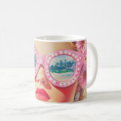 Retro Beach Girl mit Blumenbrille Kaffeetasse (VorderseiteRechts)