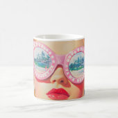 Retro Beach Girl mit Blumenbrille Kaffeetasse (Mittel)