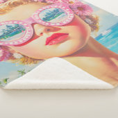 Retro Beach Girl mit Blumenbrille Sherpadecke (3/4)