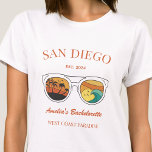 Retro Beach Junggeselinnen-Abschied Girls Trip Cus T-Shirt<br><div class="desc">Lassen Sie sich mit diesem atemberaubenden Junggeselinnen-Abschied am Strand, personalisierten T - Shirt, von Ihrem bevorstehenden Junggeselinnen-Abschied verwöhnen. Ob Sie einen Badeurlaub, einen Mädchenurlaub oder einen Junggeselinnen-Abschied der besten Freunde verbringen möchten, diese T - Shirt sind die perfekte Ergänzung zu Ihrem unvergesslichen Aufenthalt. Fügen Sie Ihrem Junggeselinnen-Abschied eine persönliche Touch...</div>