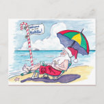 Retro Beach Santa Claus Weihnachten<br><div class="desc">Auf dieser niedlichen Postkarte hat der Weihnachtsmann seinen Platz gewechselt. Er entspannt sich in Rot-Surfer-Shorts auf einem Sandstrand neben dem Ozean, mit einem farbenfrohen Schirm zum Schatten, trägt aber trotzdem seine markante Weihnachtsmannmütze. Ein gestreiftes Zuckerrohr hat ein Schild, auf dem steht Willkommen am Nordpol! Niedlich! Die Rückseite der Karte hat...</div>